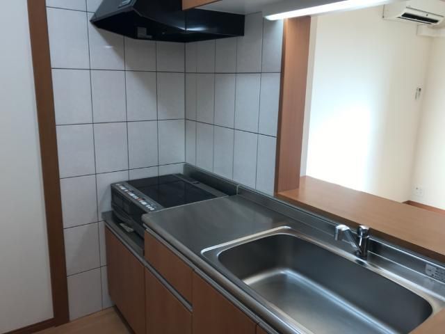 ��ʌ�����s���s�o�H�S���ڂ̃A�p�[�g�̃L�b�`��