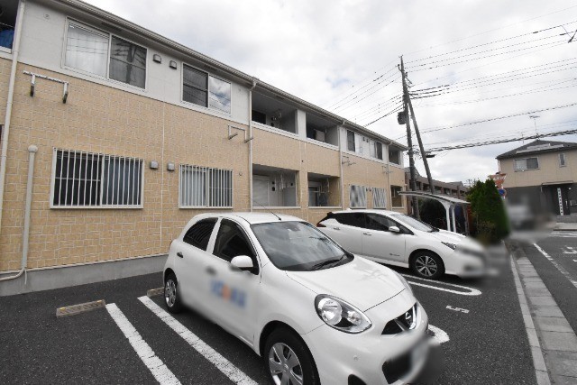 ��ʌ�����s���s�o�H�S���ڂ̃A�p�[�g�̒��ԏ�