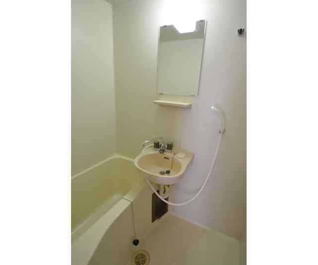 ��ʌ��������܎s��{����ؒ��Q���ڂ̃A�p�[�g�̃o�X