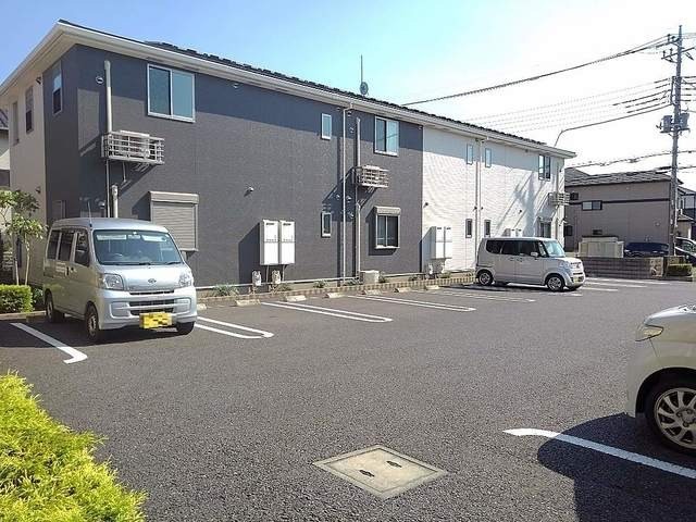 ��ʌ������s�����Q���ڂ̃A�p�[�g�̒��ԏ�