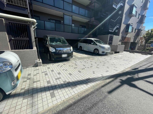 ��ʌ��������܎s���ʏ��R���ڂ̃}���V�����̒��ԏ�