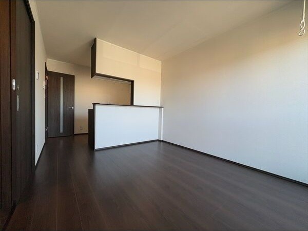 ��ʌ�����s�{���Q���ڂ̃e���X�n�E�X�̋��ԁE���r���O