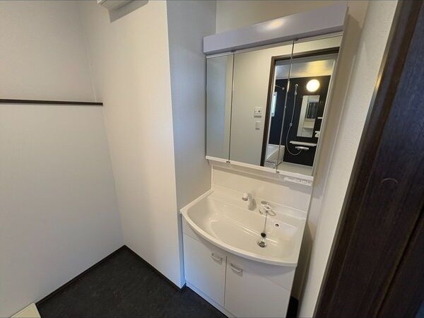 ��ʌ�����s�{���Q���ڂ̃e���X�n�E�X�̐��ʏ�