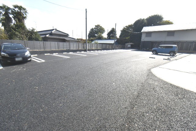 ��ʌ������s�����̃A�p�[�g�̒��ԏ�