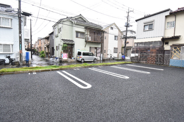 ��ʌ������s����P���ڂ̃A�p�[�g�̒��ԏ�