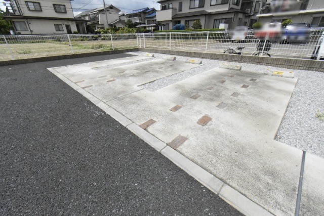 ��ʌ��@�c�s����Q���ڂ̃A�p�[�g�̒��ԏ�