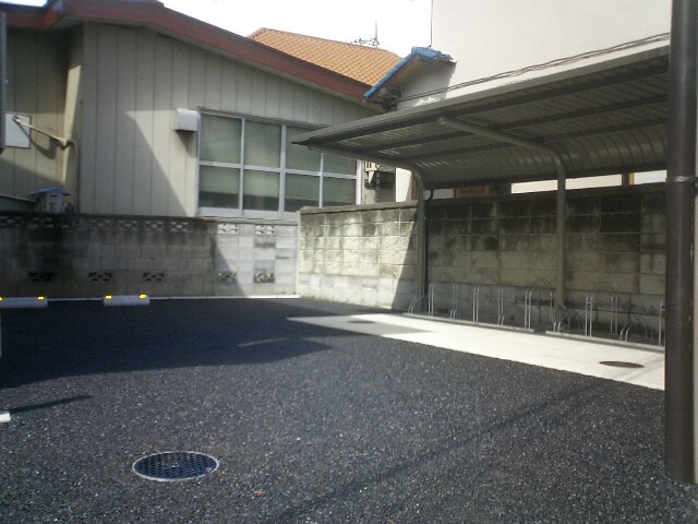 ��ʌ��������܎s�k����i���Q���ڂ̃e���X�n�E�X�̒��ԏ�