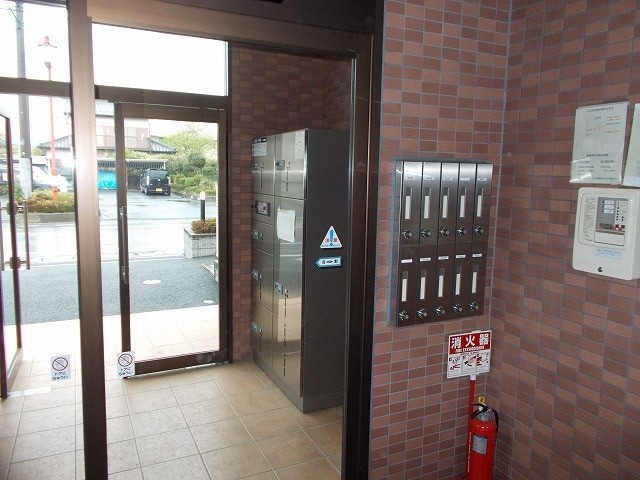 ��ʌ�����s�厚��̃}���V�����̃G���g�����X