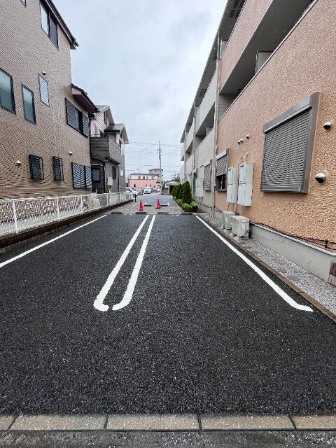 ��ʌ������s���T���ڂ̃A�p�[�g�̒��ԏ�