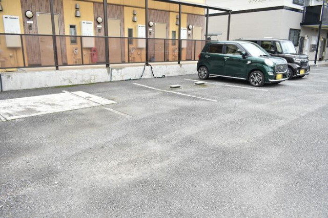 ��ʌ�����s��ԑ�S���ڂ̃e���X�n�E�X�̒��ԏ�