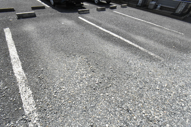 ��ʌ�����s��ԑ�S���ڂ̃e���X�n�E�X�̒��ԏ�