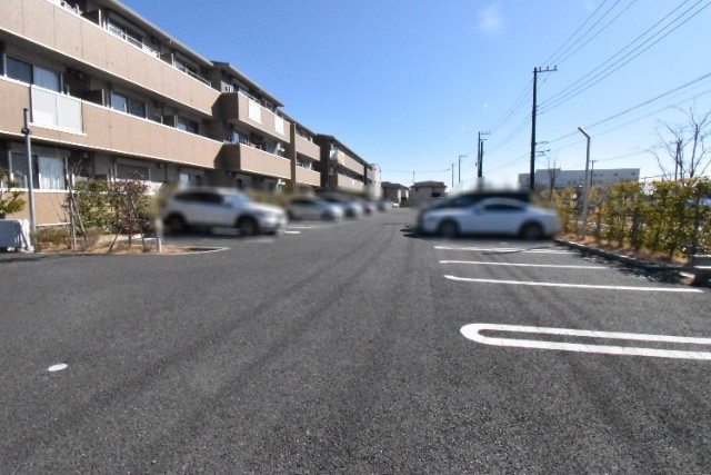 ��ʌ��z�J�s���C�N�^�E���X���ڂ̃A�p�[�g�̒��ԏ�