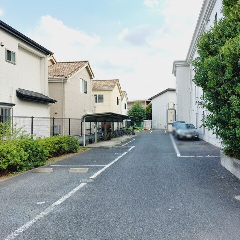 ��ʌ�����s�厚���s�̃}���V�����̒��ԏ�