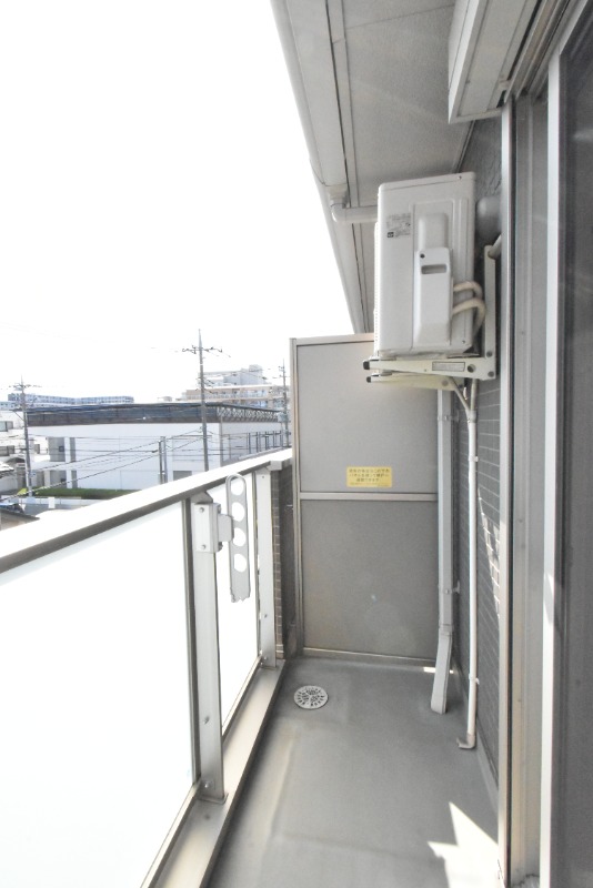 ��ʌ������s�����T���ڂ̃A�p�[�g�̃o���R�j�[