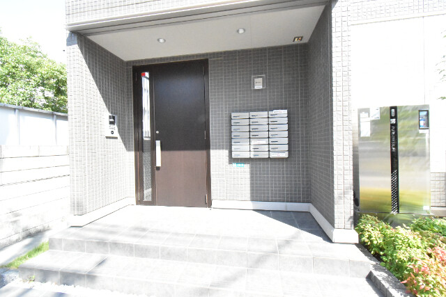 ��ʌ������s�����T���ڂ̃A�p�[�g�̃G���g�����X