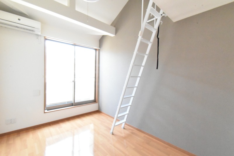 ��ʌ������s�ԌI�S���ڂ̃A�p�[�g�̋��ԁE���r���O