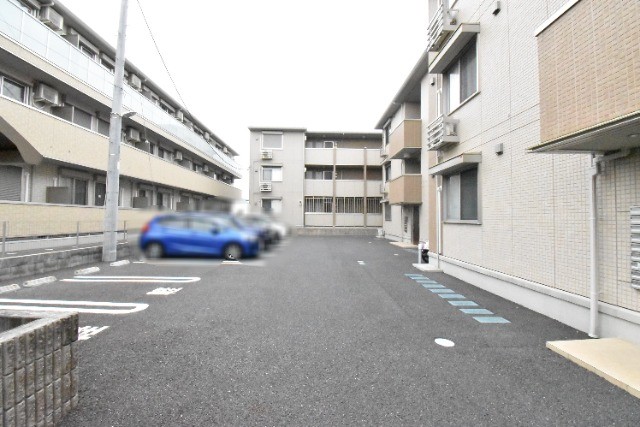 ��ʌ��z�J�s���C�N�^�E���U���ڂ̃A�p�[�g�̒��ԏ�