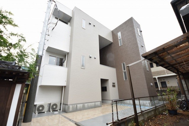 ��ʌ��������܎s����厚�y��500-3�̃A�p�[�g�̌����O��