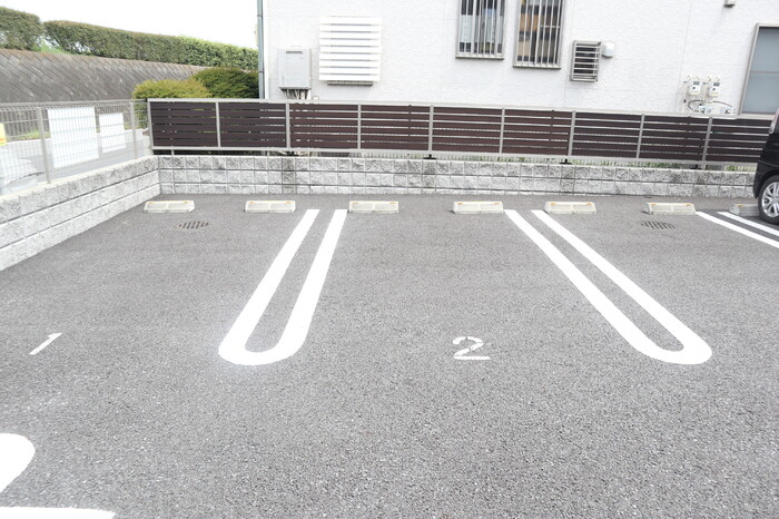 ��ʌ�����s�씵���J�R���ڂ̃A�p�[�g�̒��ԏ�