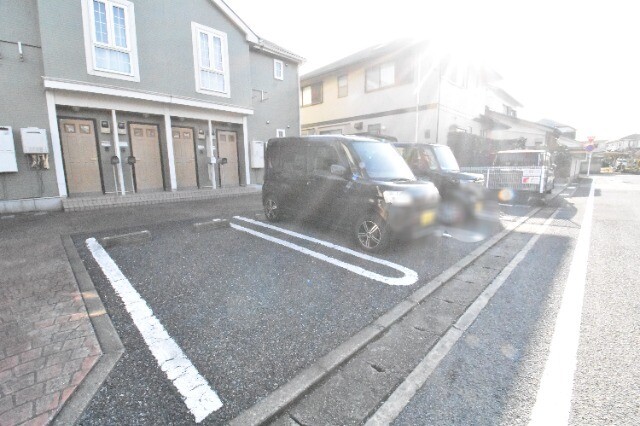 ��ʌ��@�c�s����Q���ڂ̃A�p�[�g�̒��ԏ�