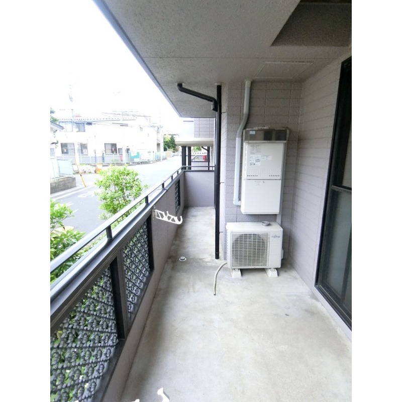 ��ʌ�����s������U���ڂ̃A�p�[�g�̃o���R�j�[