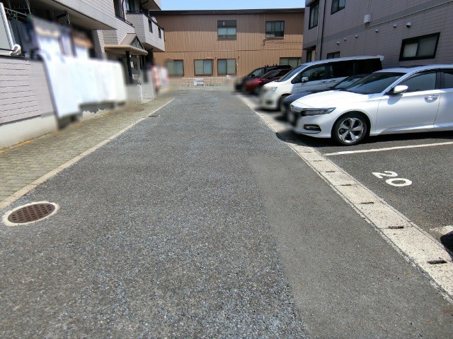 ��ʌ�����s������U���ڂ̃A�p�[�g�̒��ԏ�