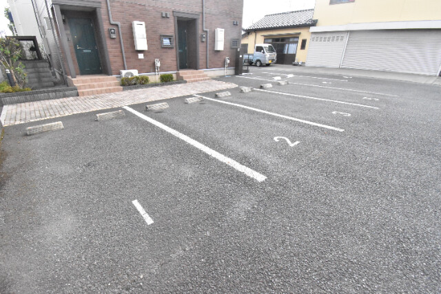 ��ʌ��������܎s���撬�J�R���ڂ̃A�p�[�g�̒��ԏ�