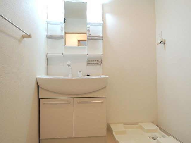 ��ʌ�����s�厚��̃A�p�[�g�̐��ʏ�