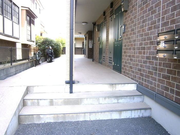 ��ʌ������s���h�S���ڂ̃A�p�[�g�̃G���g�����X