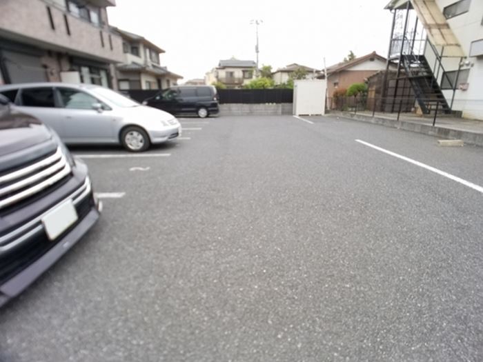 ��ʌ������s���h�S���ڂ̃A�p�[�g�̒��ԏ�