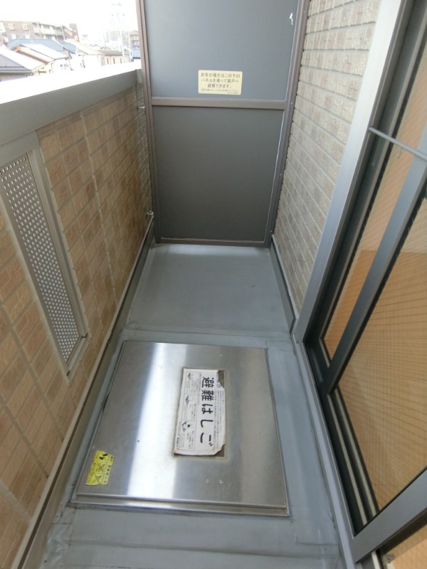 ��ʌ������s�����R���ڂ̃A�p�[�g�̃o���R�j�[