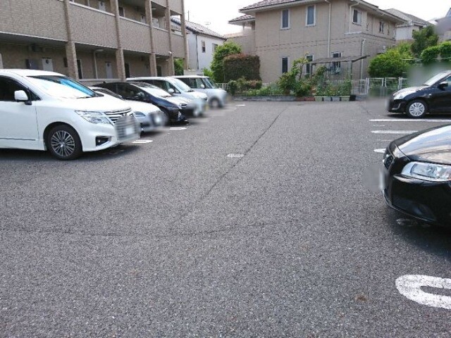 ��ʌ������s�����R���ڂ̃A�p�[�g�̒��ԏ�