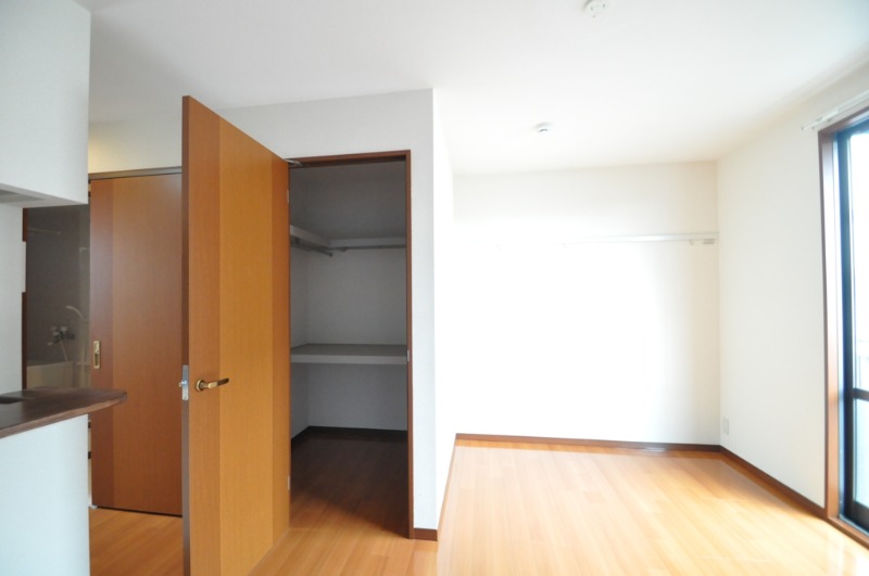 ��ʌ�����s�ܔԒ��̃A�p�[�g�̂��̑��ݔ�