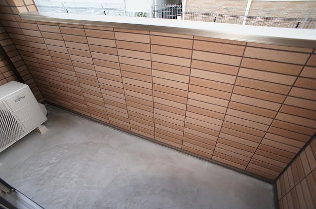 ��ʌ�����s�����Q���ڂ̃A�p�[�g�̃o���R�j�[