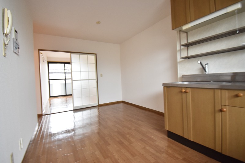 ��ʌ�����s�厚���Ԃ̃A�p�[�g�̋��ԁE���r���O