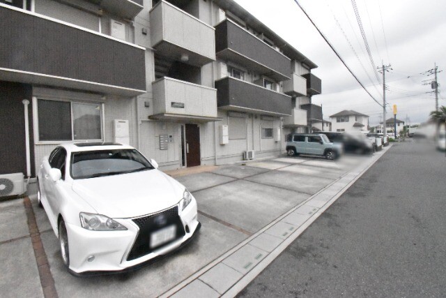 ��ʌ��z�J�s���C�N�^�E���V���ڂ̃A�p�[�g�̒��ԏ�