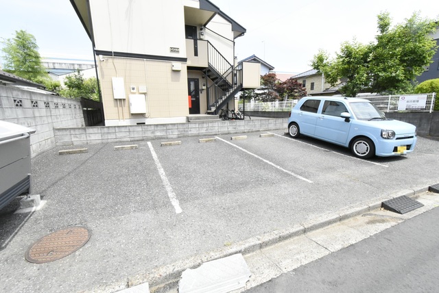 ��ʌ��������܎s��������Q���ڂ̃A�p�[�g�̒��ԏ�