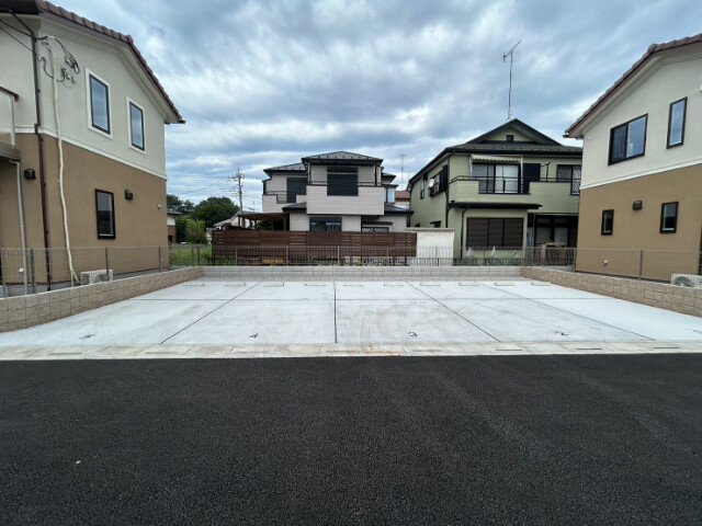 ��ʌ��������܎s����厚�w��̃e���X�n�E�X�̒��ԏ�