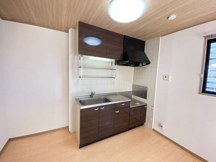 ��ʌ��k�����S�ɓޒ��厚�H�т̃A�p�[�g�̃L�b�`��