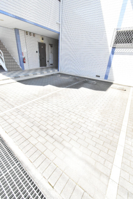 ��ʌ�����s�씵���J�U���ڂ̃}���V�����̒��ԏ�