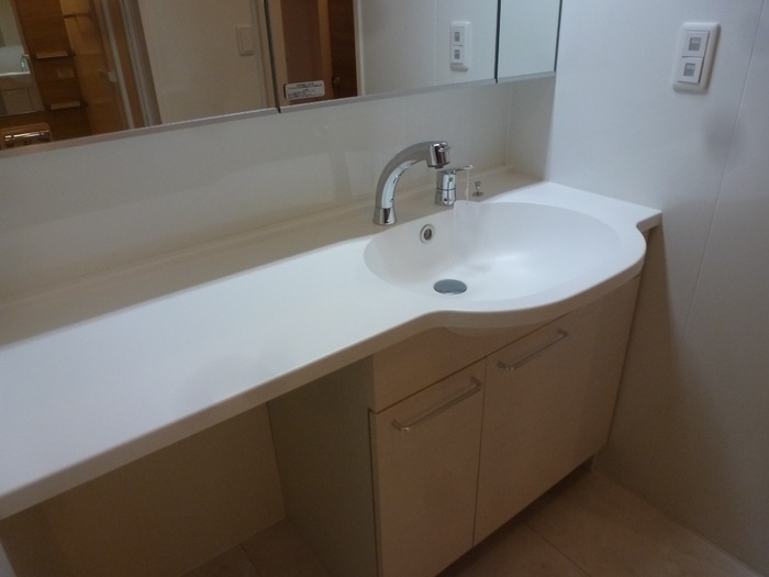 ��ʌ�����s�핽�Q���ڂ̃A�p�[�g�̐��ʏ�