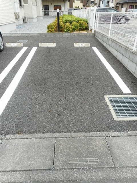 ��ʌ������s�V�����W���ڂ̃A�p�[�g�̒��ԏ�