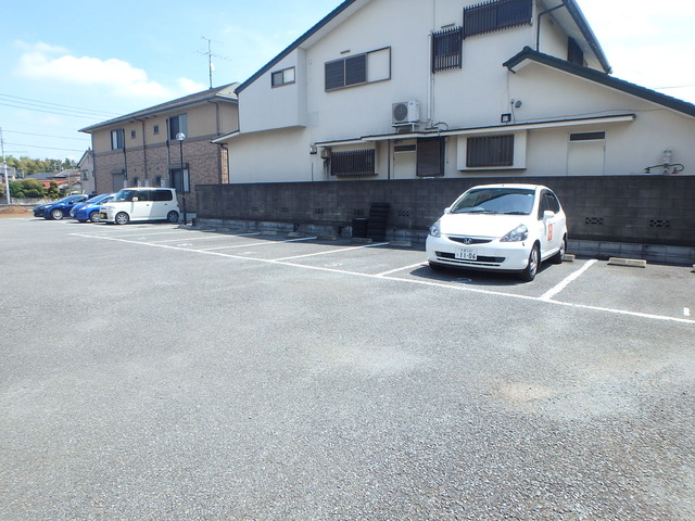 ��ʌ��������܎s��{��O���S���ڂ̃A�p�[�g�̒��ԏ�