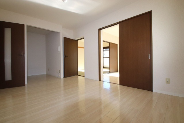 ��ʌ�����s�k����Q���ڂ̃}���V�����̋��ԁE���r���O