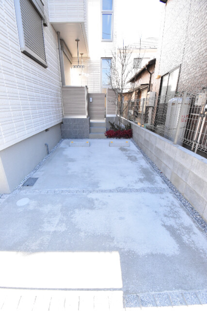 ��ʌ��z�J�s���]���Q���ڂ̃}���V�����̒��ԏ�