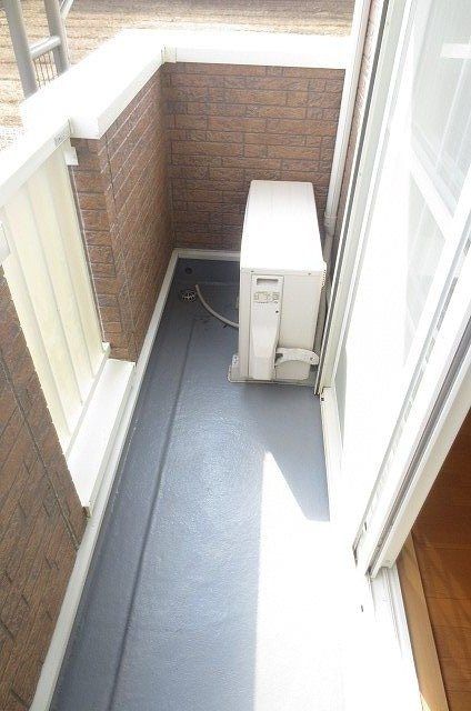 ��ʌ������s�V�����X���ڂ̃A�p�[�g�̃o���R�j�[