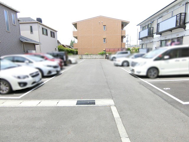 ��ʌ�����s�厚���s�̃A�p�[�g�̒��ԏ�