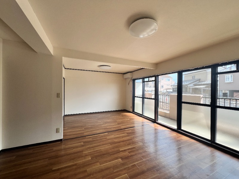 ��ʌ��������܎s��΋�㗢�Q���ڂ̃}���V�����̋��ԁE���r���O