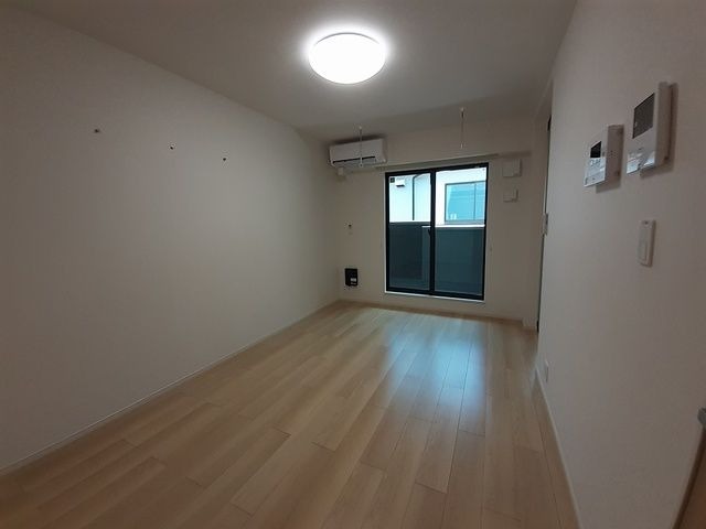 ��ʌ������s�V�P���̃A�p�[�g�̃o���R�j�[