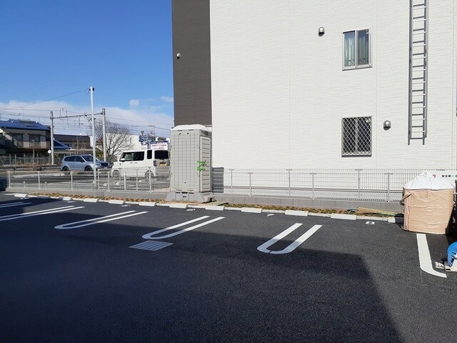 ��ʌ��������܎s����厚�w��̃}���V�����̒��ԏ�